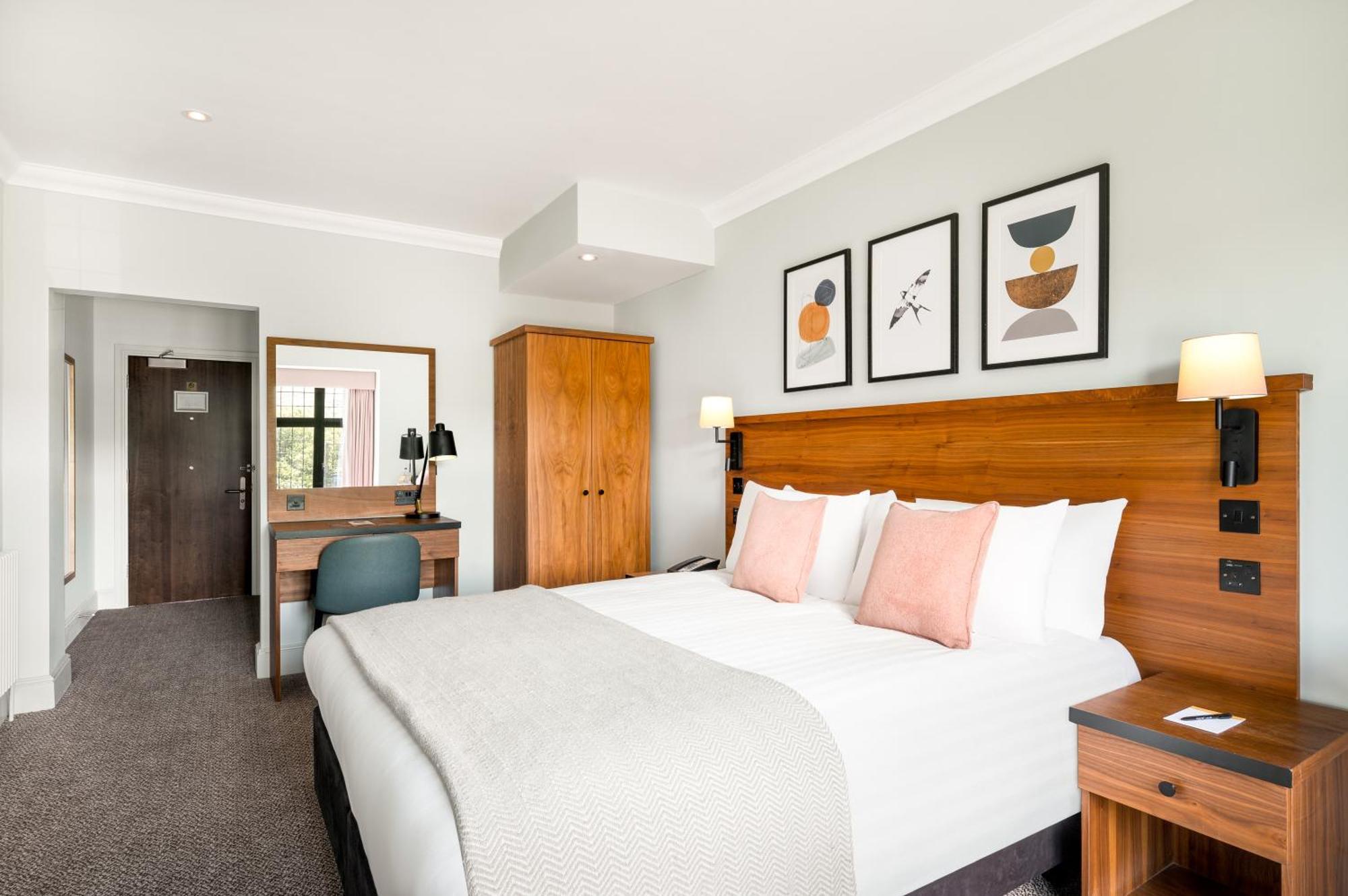 Voco Lythe Hill Hotel & Spa By Ihg 헤이슬미어 외부 사진